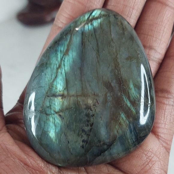 Labradorite Palm Stone | Protective & Transformative Energy for Intuition - Picture 4 of 4